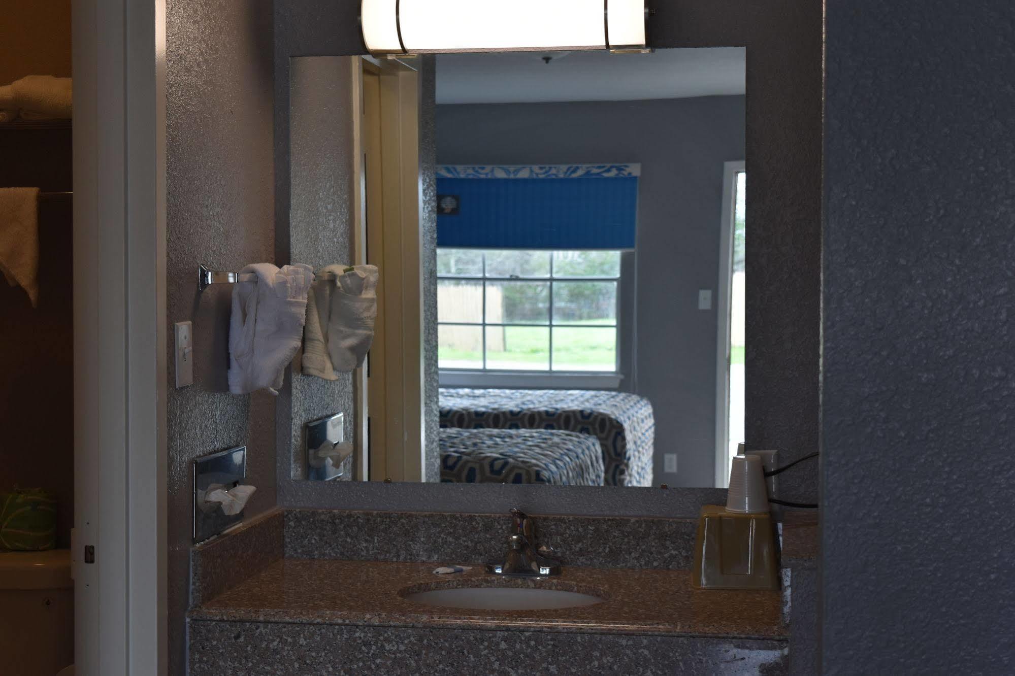 Woodfield Inn And Suites Yoakum Экстерьер фото