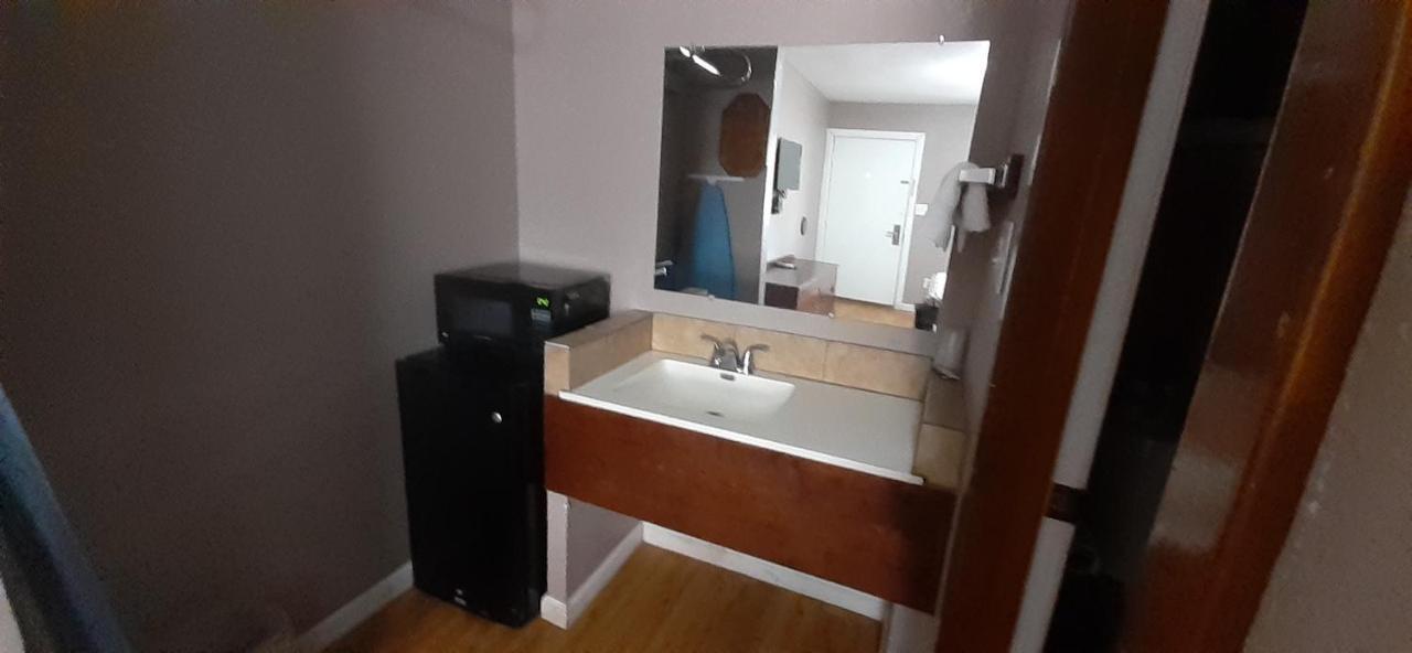 Woodfield Inn And Suites Yoakum Экстерьер фото
